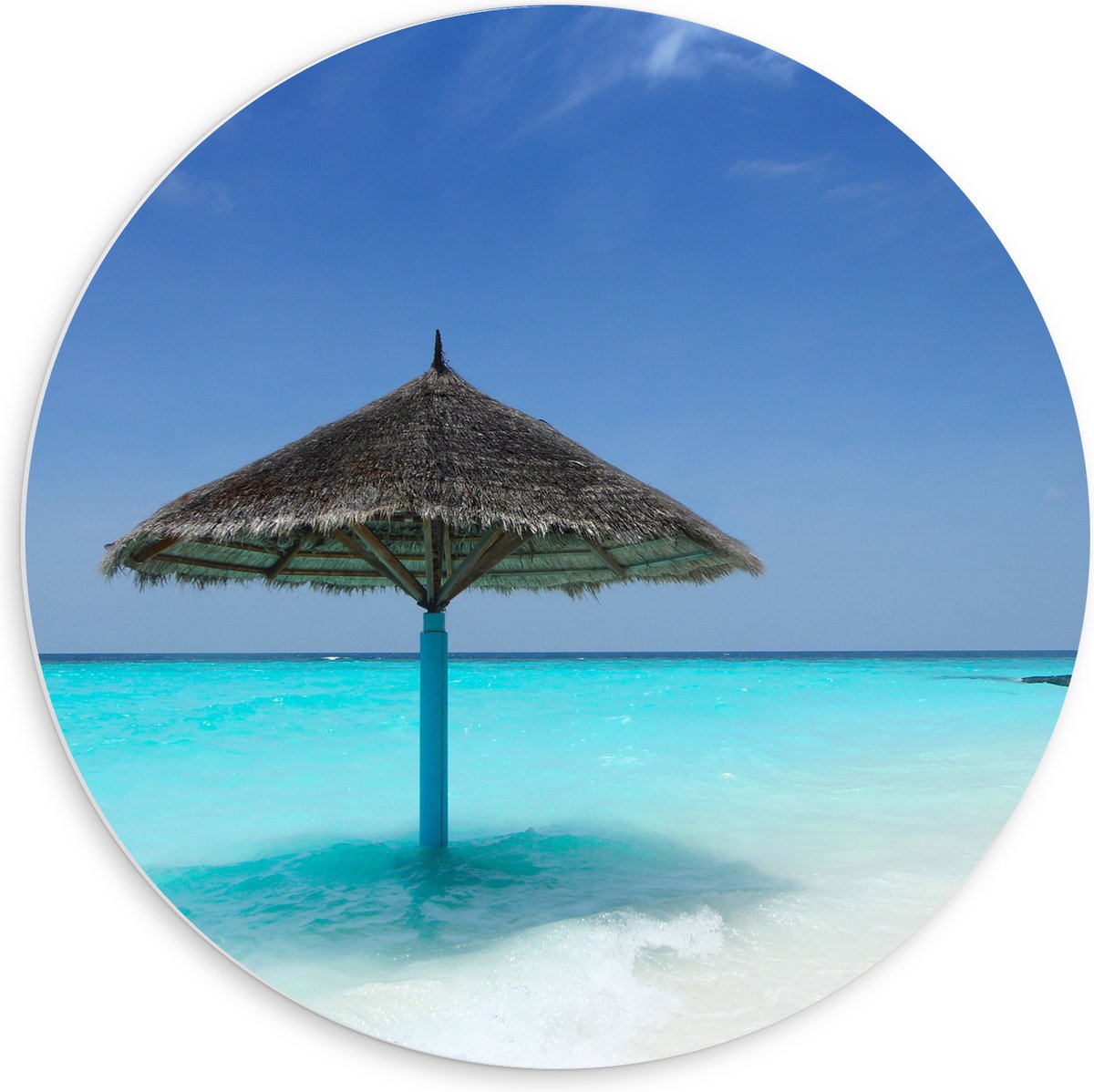 PVC Schuimplaat Muurcirkel - Rieten Parasol op het Strand bij het Blauwe Water - 60x60 cm Foto op Muurcirkel (met ophangsysteem)