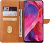 Bruin telefoonhoesje opengeklapt met creditcards en bankbiljetten in de pasjeshouder, en een telefoon met kleurrijk scherm.