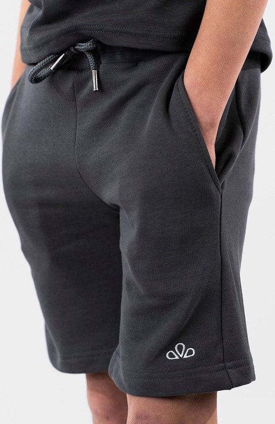 Donkergrijze short met zakken en wit logo.