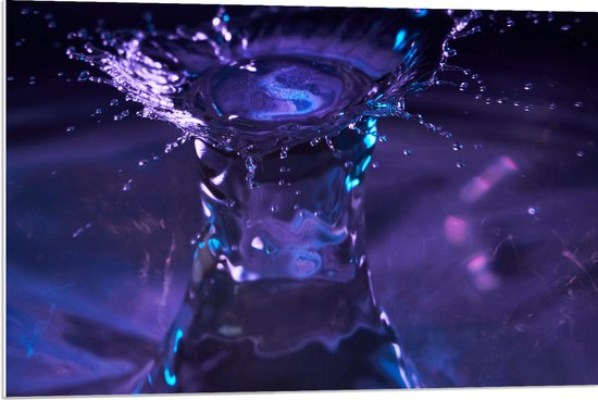 PVC Schuimplaat- Klotsend Water met Paarse Gloed - 90x60 cm Foto op PVC Schuimplaat
