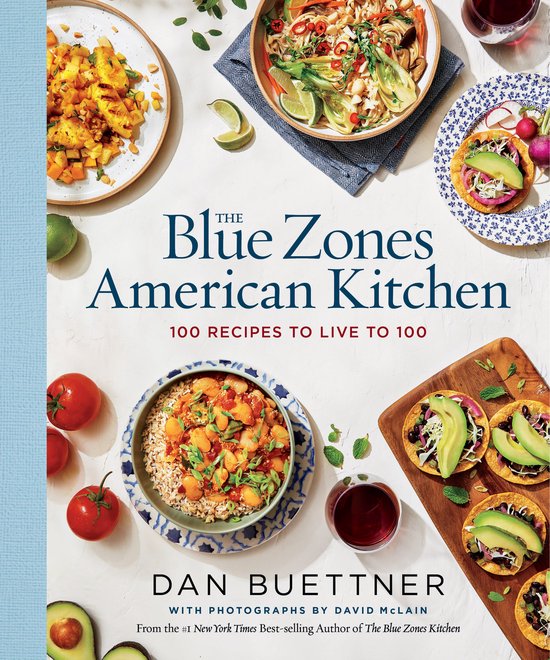Boekcover 'The Blue Zones American Kitchen' met diverse gerechten en rode wijn.