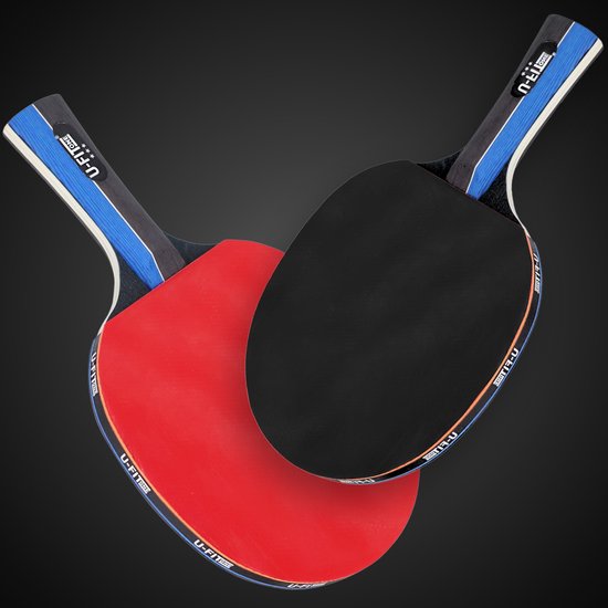 Twee tafeltennisbatjes, één met rode bovenkant, één met zwarte, met blauwe handgrepen.