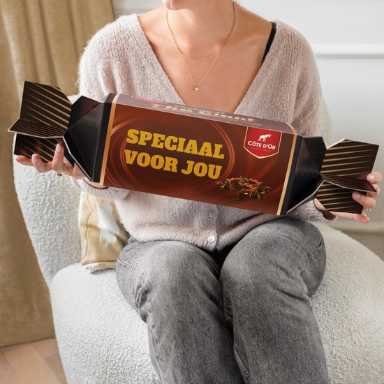 Vrouw houdt een XXL Chokotoff cadeauverpakking vast, met de tekst "Speciaal voor Jou".