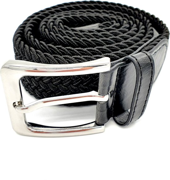Zwarte gevlochten elastische riem opgerold, met zilverkleurige gesp.