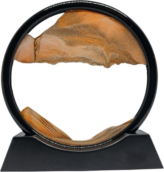 Art de sable avec cadre noir rond, sable orange et brun formant des montagnes.