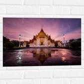 Muursticker - Boeddhistische Wat Benchamabophit Tempel met Gouden Details in Bangkok, Thailand - 60x40 cm Foto op Muursticker