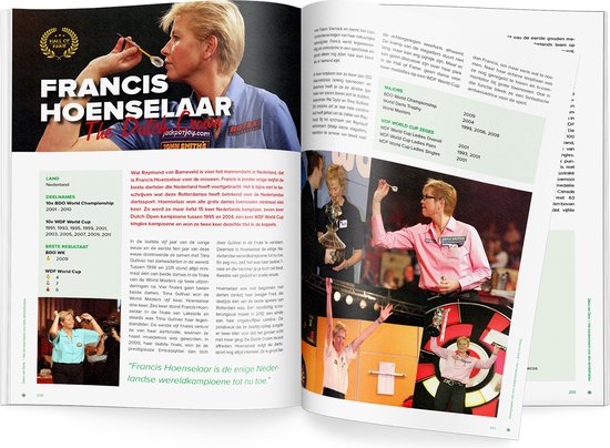 Francis Hoenselaar, met haar Hall of Fame-badge, houdt een dartpijl vast. Een pagina uit een boek met teksten en afbeeldingen over dartspelers.