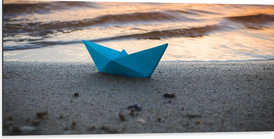 Dibond - Blauwe Papieren Origami Bootje Aangespoeld op het Strand tijdens Opkomende Zon - 100x50 cm Foto op Aluminium (Wanddecoratie van metaal)