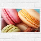 Muursticker - Close-up van Verschillende Smaken Macarons Koekjes - 60x40 cm Foto op Muursticker