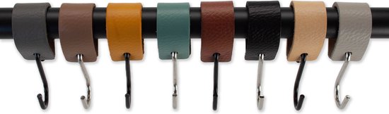 Een rij van acht leren lussen in verschillende kleuren met zilveren en zwarte S-haken.