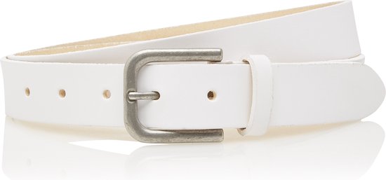 Een gevouwen witte leren riem met zilverkleurige gesp, op een witte achtergrond met reflectie.