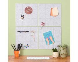 foto van Vita Autentica Prikbord/Memobord Vilt Zelfklevend – Set van 4 stuks – Vierkant Reliëf - Incl. 20 Punaises - 30cm x 30cm x 1cm per stuk – Muur Organizer - Plan Bord - Wand Decoratie - Licht Grijs