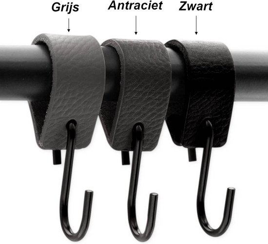 Drie zwarte haken aan een zwarte stang, in de kleuren grijs, antraciet en zwart.