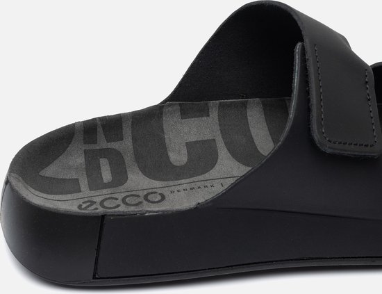 Detail van de binnenzool van zwarte ECCO sandalen, met ECCO DENMARK logo.