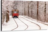 Canvas - Rode Tram rijdend door Bos vol Bomen in de Winter - 150x100 cm Foto op Canvas Schilderij (Wanddecoratie op Canvas)