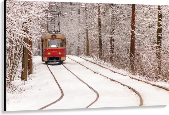 Canvas - Rode Tram rijdend door Bos vol Bomen in de Winter - 150x100 cm Foto op Canvas Schilderij (Wanddecoratie op Canvas)