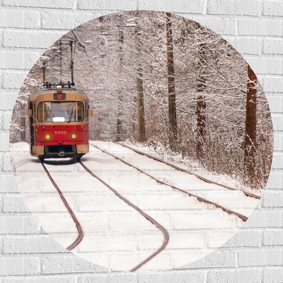 Muursticker Cirkel - Rode Tram rijdend door Bos vol Bomen in de Winter - 100x100 cm Foto op Muursticker