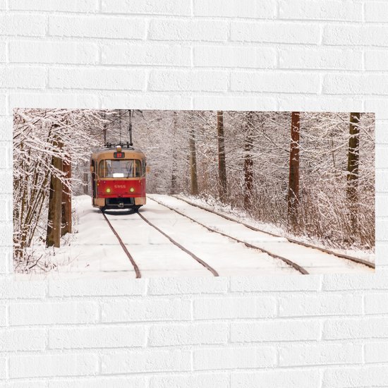 Muursticker - Rode Tram rijdend door Bos vol Bomen in de Winter - 100x50 cm Foto op Muursticker