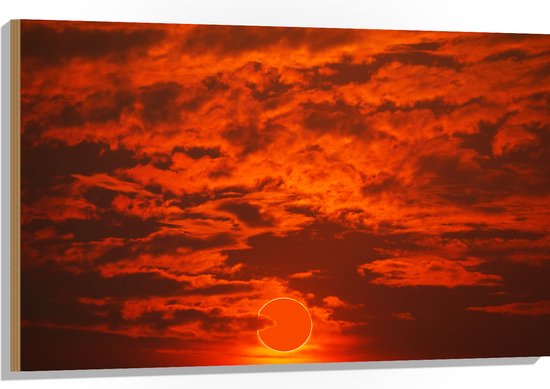 Hout - Rode Gloed in Lucht door Complete Zonsverduistering - 105x70 cm - 9 mm dik - Foto op Hout (Met Ophangsysteem)