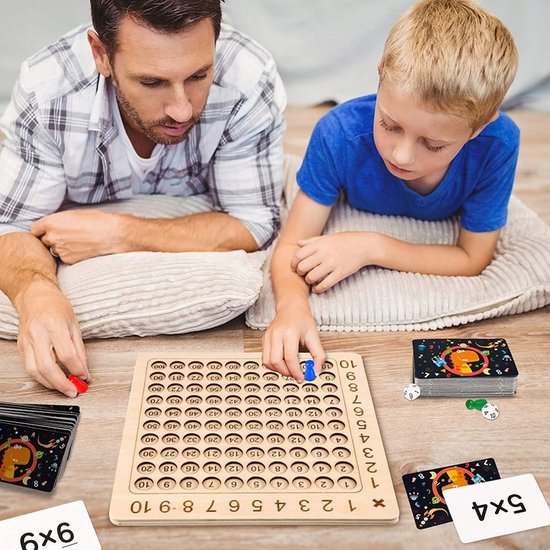 Man en jongen spelen samen een vermenigvuldigingsspel met een houten bord.