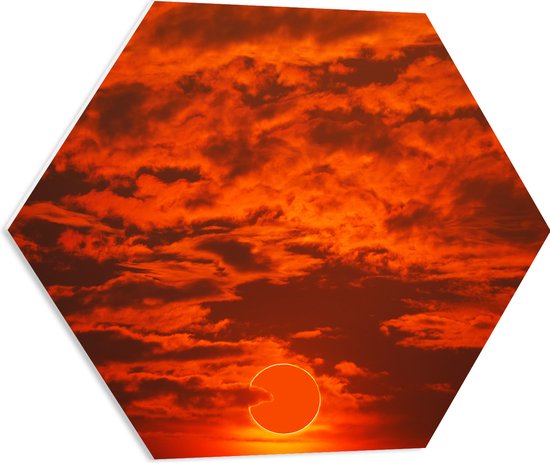 PVC Schuimplaat Hexagon - Rode Gloed in Lucht door Complete Zonsverduistering - 60x52.2 cm Foto op Hexagon (Met Ophangsysteem)