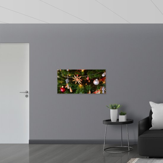 Muursticker - Verschillende Ornamenten en Kerstballen in Kerstboom - 100x50 cm Foto op Muursticker