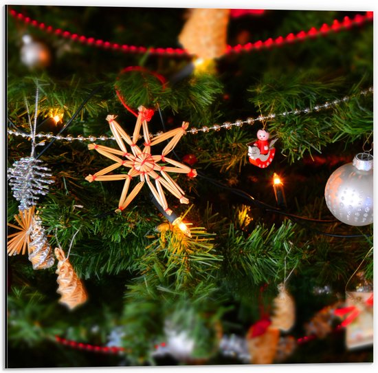 Dibond - Verschillende Ornamenten en Kerstballen in Kerstboom - 50x50 cm Foto op Aluminium (Met Ophangsysteem)