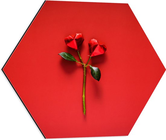 Dibond Hexagon - Gevouwen Origami Rode Rozen tegen Rode Achtergrond - 50x43.5 cm Foto op Hexagon (Met Ophangsysteem)