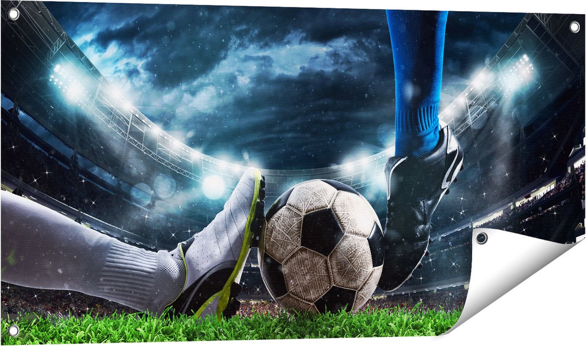Gards Tuinposter Voetbal Sliding op de Bal in het Stadion - 100x50 cm - Tuindoek - Tuindecoratie - Wanddecoratie buiten - Tuinschilderij Multikleur