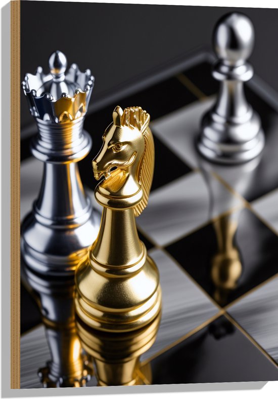 Hout - Foto van Drie Gouden en Zilveren Schaakstukken op Schaakbord - 50x75 cm - 9 mm dik - Foto op Hout (Met Ophangsysteem)