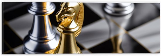 Dibond - Foto van Drie Gouden en Zilveren Schaakstukken op Schaakbord - 60x20 cm Foto op Aluminium (Met Ophangsysteem)