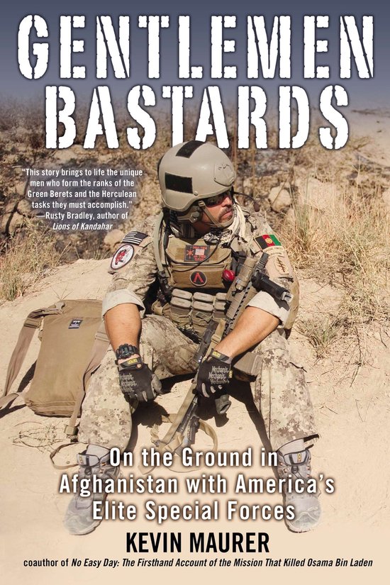Boekomslag met een zittende soldaat in gevechtskleding, helm en wapen, met de titel 'GENTLEMEN BASTARDS' en 'On the Ground in Afghanistan with America's Elite Special Forces'.