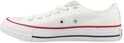 Witte Converse All Star sneaker opzij gefotografeerd met rode en blauwe streep.