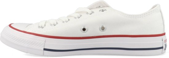 Witte Converse All Star sneaker opzij gefotografeerd met rode en blauwe streep.