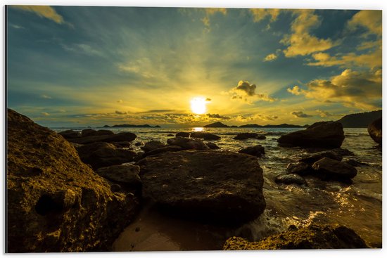 Dibond - Felkleurige Zonsondergang boven de Zee aan het Strand vol Rotsen - 60x40 cm Foto op Aluminium (Wanddecoratie van metaal)