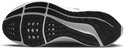 Zool van zwarte Nike hardloopschoen met wit detail en diamantprofiel.