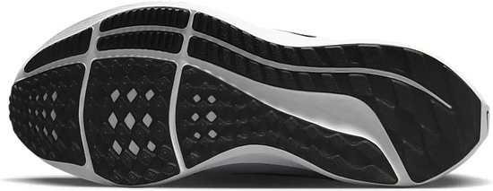 Zool van zwarte Nike hardloopschoen met wit detail en diamantprofiel.