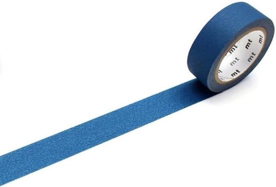 Blauwe mt washi tape op een witte achtergrond, met de rol en een stuk tape uitgerold.