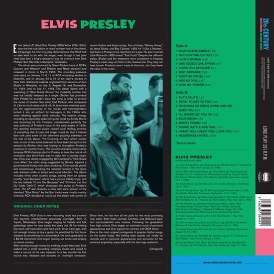 Elvis Presley, zanger met bruin haar, draagt een wit pak en zingt met zijn mond wijd open in de microfoon.