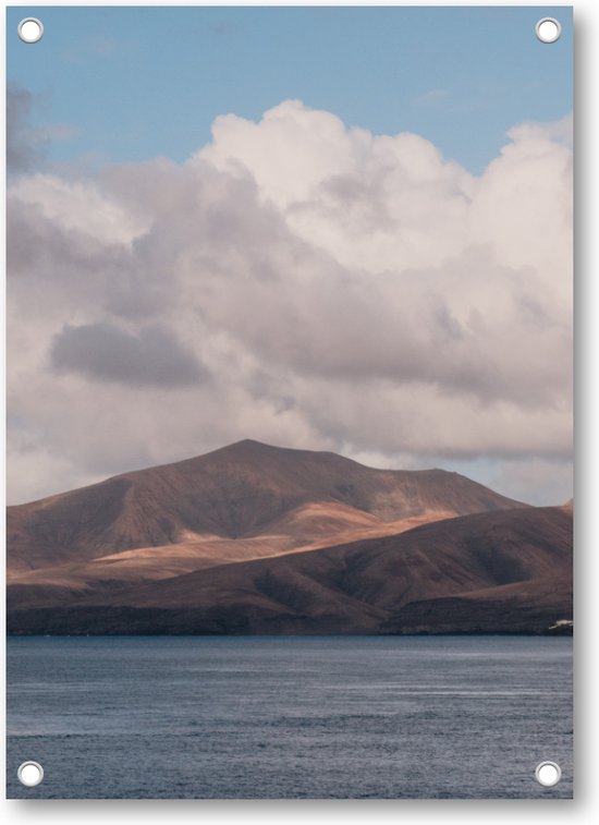 Heuvels, wolken en zee - Lanzarote - Tuinposter 50x70cm