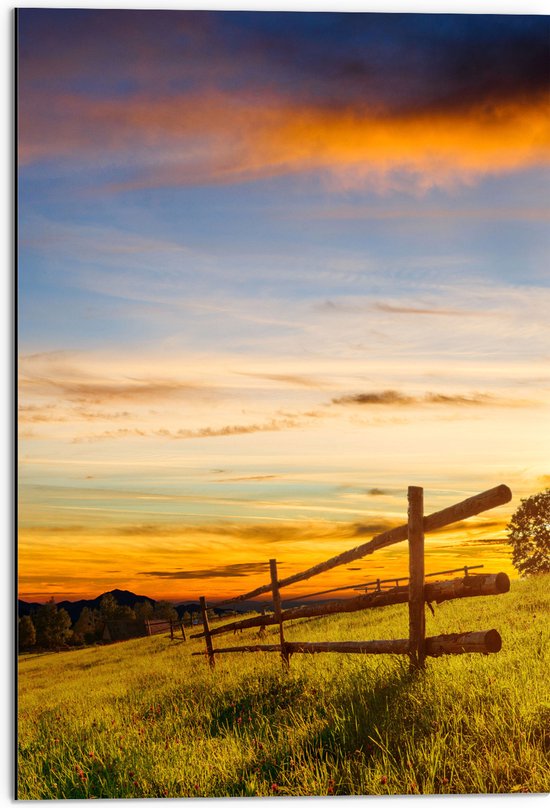 Dibond - Houten Hekken in het Landschap in de Bergen tijdens Felle Zonsondergang - 50x75 cm Foto op Aluminium (Met Ophangsysteem)