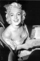 Dibond - Filmsterren - Retro / Vintage - Marilyn Monroe in wit / grijs / zwart - 120 x 180 cm.