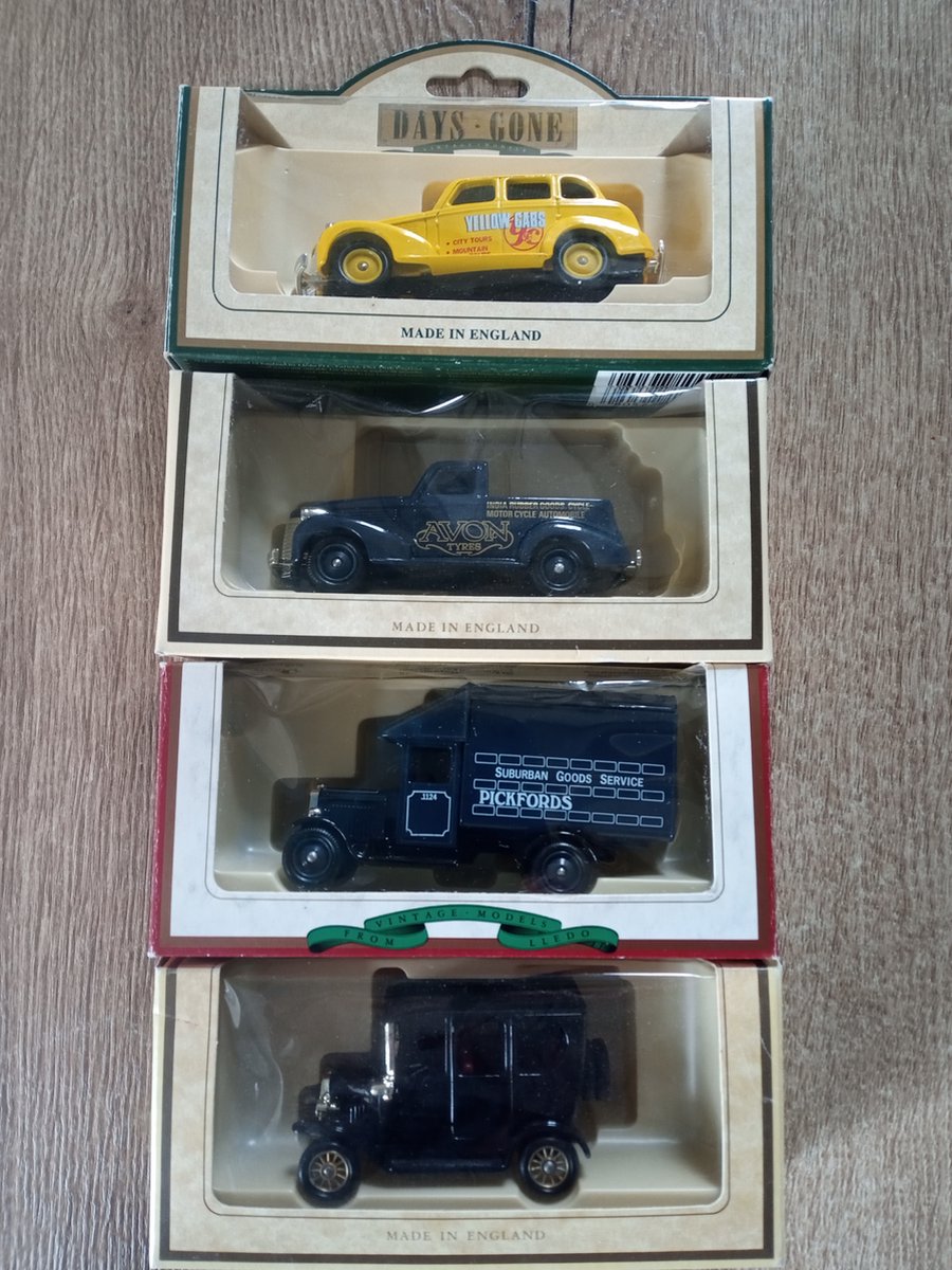 Days Gone Lledo Metal Model 4 x 1 - Nr 48004 Chevrolet Yellow Cab 1939 1 : 76 , 2 - Nr 36002 Chevrolet Pick-UP Avon Tyres 1936 , 3 - Nr 33000 Ford T 1920 1 : 76 , 4 - Nr Morris Parcels Van Pickfords 1935 1 :76 Let Op Originele Verpakking Sleets Zie