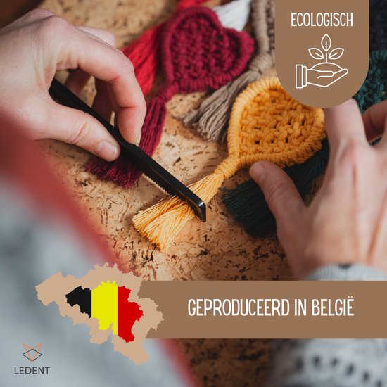 Handen maken ecologisch macramé hartjes en decoraties in diverse kleuren. Geproduceerd in België.
