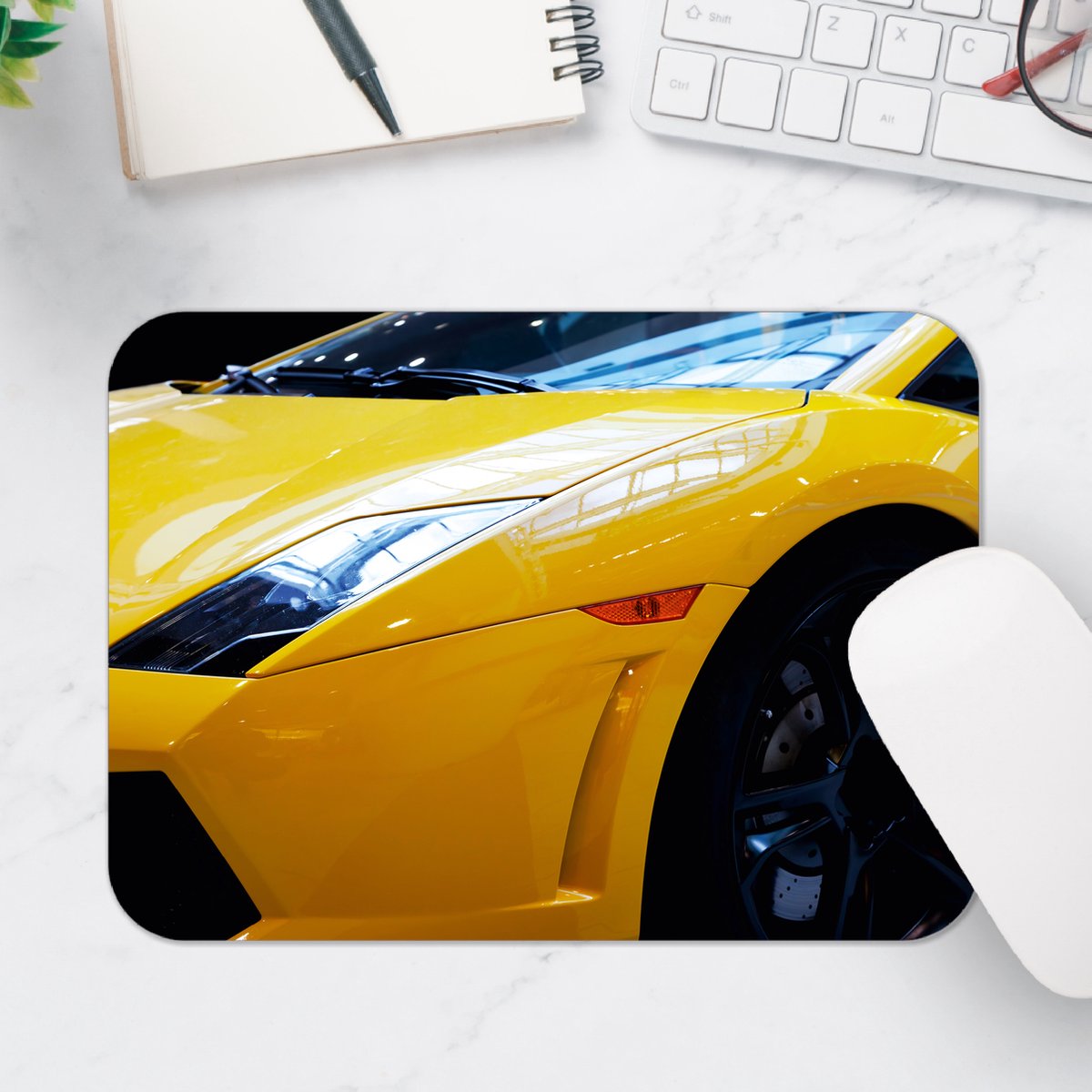 Muismat - Snelle Sportauto in het Geel - 25x18 cm - 2 mm Dik - Muismat van Vinyl