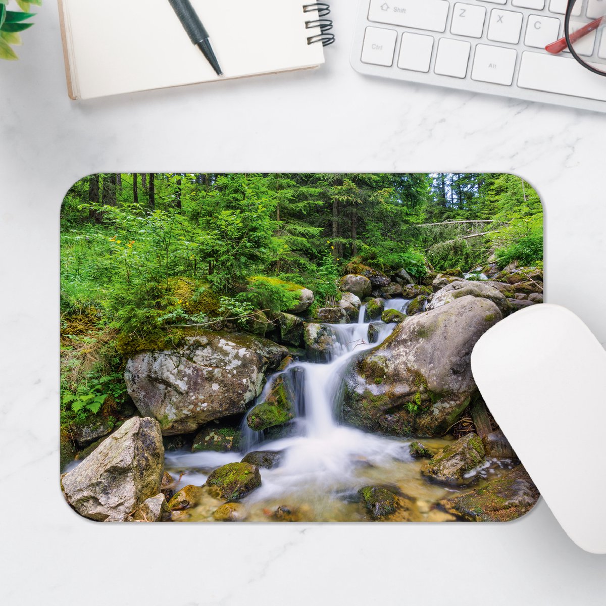 Muismat - Mooie Waterval tussen Rotsen in het Bos - 25x18 cm - 2 mm Dik - Muismat van Vinyl