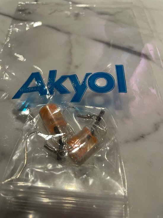 Akyol oranje cocktail oorbellen in plastic verpakking.