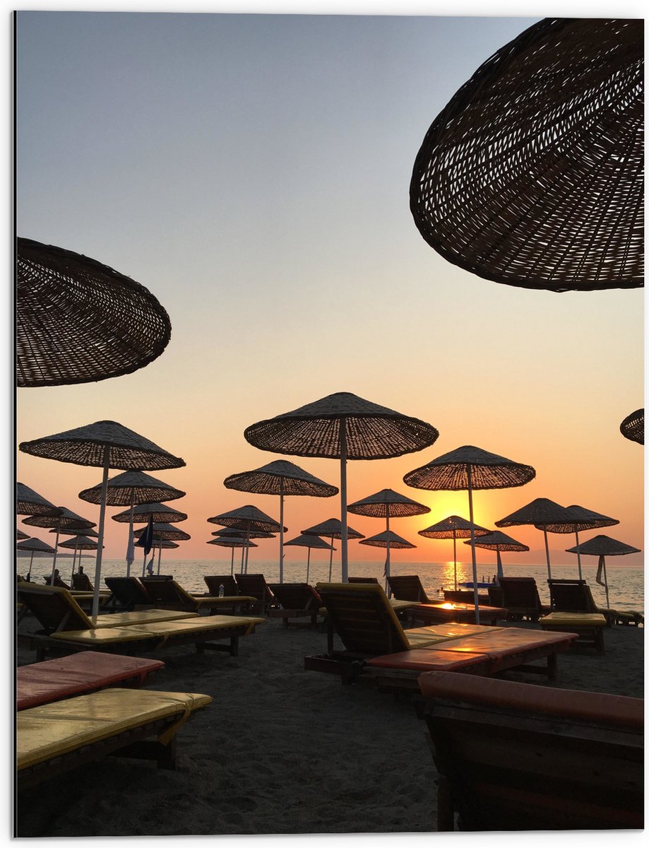 Dibond - Strand met Ligbedden en Rieten Parasols - 60x80 cm Foto op Aluminium (Wanddecorat