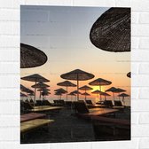 WallClassics - Muursticker - Strand met Ligbedden en Rieten Parasols - 60x80 cm Foto op Muursticker