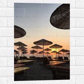 WallClassics - Muursticker - Strand met Ligbedden en Rieten Parasols - 40x60 cm Foto op Muursticker